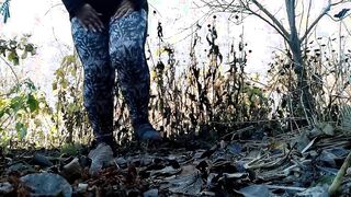 mom inside tight pants peeing with a powerful jet