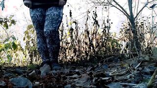 mom inside tight pants peeing with a powerful jet
