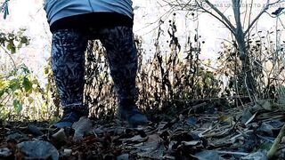 mom inside tight pants peeing with a powerful jet