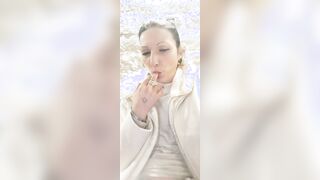 Delia gioca con lei stessa davanti ad un swallow al bar