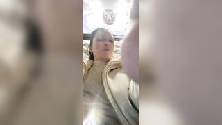 Delia gioca con lei stessa davanti ad un swallow al bar