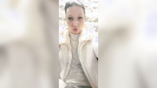 Delia gioca con lei stessa davanti ad un swallow al bar