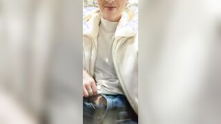 Delia gioca con lei stessa davanti ad un swallow al bar