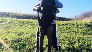Risky outdoors sex with a funny ending