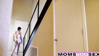 Squirting mom Gets Jizzed From Sleepwalking Step Son