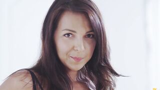 Dark Haired milf Carollina Cherry