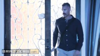 Brazzers - Claudia Obey Breaks inside Dera's House & gives