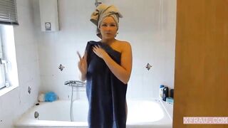 Schone Cumshot nach der Dusche