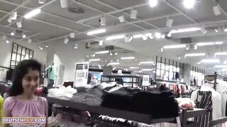 Offentlicher Dreier Sex into der Mall! Gehackt!