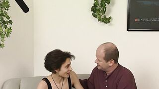dark haired mom bekommt orgasmus auf der casting couch