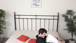 junge dark hair lesbe wird vom kamermann bekehrt