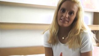 fremder mann filmt blondine beim fingern ihrer twat