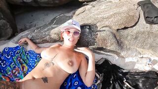 Getting ready on the naturist local beach of Abricó