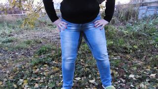 Pissed into jeans inside a outdoor park! Older cougar outdoor did not have time to take off her jeans and urinates right into the