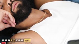 Brazzers - Dark Haired 19 Yo Reyna De La Cruz Finds Herself Wanting To Play With James Angel's Gigantic Dick