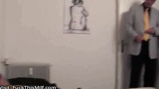 Blonde MILF hart gefickt