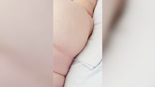 Curvy Hottie jizzes rough with vibe