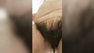 Hottie mommy washes her boobs and pussMommy washes her boobies and snatch with ice cold water to got hornyy with ice cold water