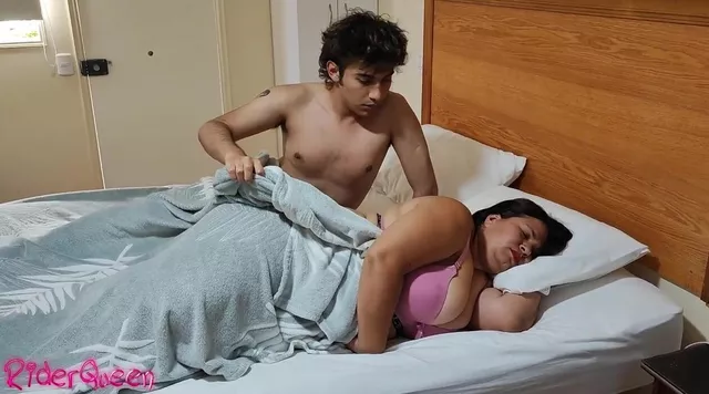 Xxx Vedio Sleeping Stepmom Useing Condom - Love4Porn.com Presents Stepson Fucked Stepmom Without Condom inside travel  - sharing bed