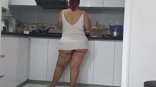 I masturbate watching my stepmother's long ass inside the kitchen