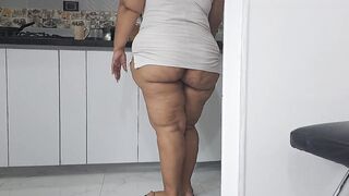 I masturbate watching my stepmother's long ass inside the kitchen