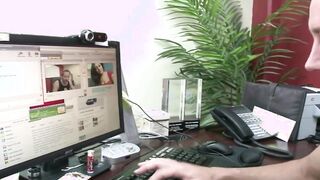 Vanessa Sensual Gets Her Snatch Pounded Live Into A Chat Room