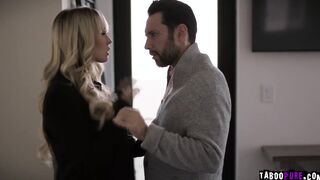 Real estate agent seduces the married guy