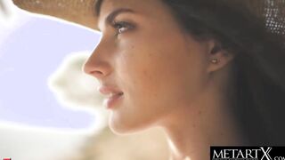Uninhibited natural Hottie masturbates outdoor on her vacation