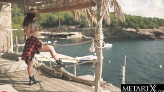 Uninhibited natural Hottie masturbates outdoor on her vacation