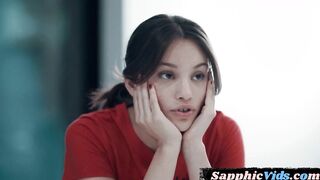 Les facesitting bosomy MILF fingers and licks babe pussy