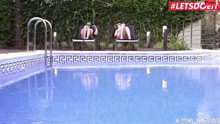 A CHICK KNOWS - Thick Lesbians Make Each Other Orgasm
