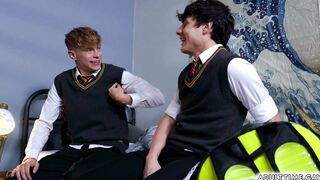Two twinks enjoy fucking asses using dildo