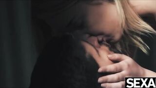 Stunning Blonde Beauty Bucks on her Boyfriend's Boner in Cowgirl