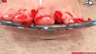 Dark Hair 19 Yo play with her feet and getting a cummed