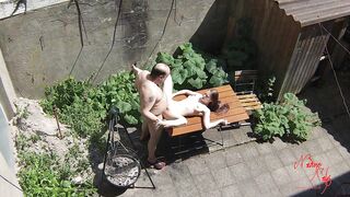 Voyeur filmt Teenyschlampe beim Ficken auf Terasse mit Fetten Alten Opa