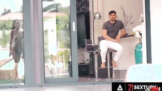 21 SEXTURY - babe Alyssa Bounty Wants Anal Fun And