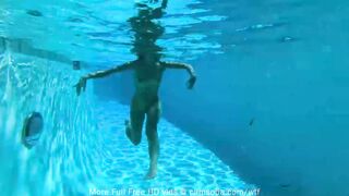 camsoda-Little teen uses dildo during underwater