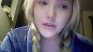 Teen Rubbing Her Pussy On Her Webcam