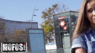 Mofos – Kinuski getting Screwed in Outside by a Helpful