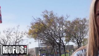 Mofos – Kinuski getting Screwed in Outside by a Helpful