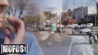 Mofos – Kinuski getting Screwed in Outside by a Helpful