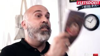 TURNED ON HOSTEL - Pizza Delivery women Julia De Lucia Delivers Her Gigantic Ass - LETSDOEIT