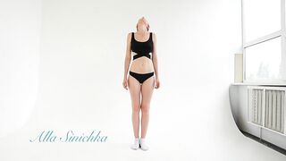 Alla Sinichka spreads her legs and shows her ballet skillz