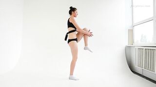 Alla Sinichka spreads her legs and shows her ballet skillz