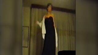 Spogliarello di mia moglie into casa per degli amici