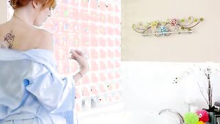All natural coed Lauren Phillips is ready for her Hottie bath. She drops the robe to