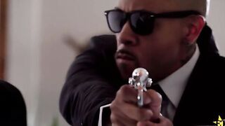 The MiB has received reports of unauthorized alien activity and has dispatched agents to investigate. three agents show on the