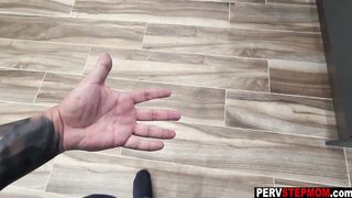 Amazing handjob by big ass MILF stepmom