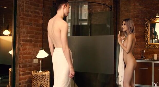 A warm shower leaves Eva Elfie nice and leaking and gives her the opportunity to run both the spray and