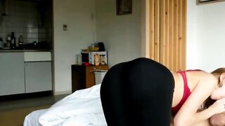 GEILES MADCHEN IN LEGGINGS VERSUCHT EINEN GROBEN SCHWANZ